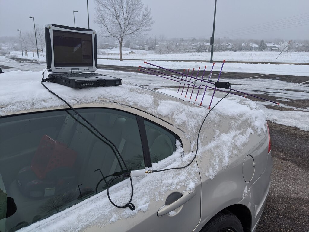 Arrow antenna and laptop on a car